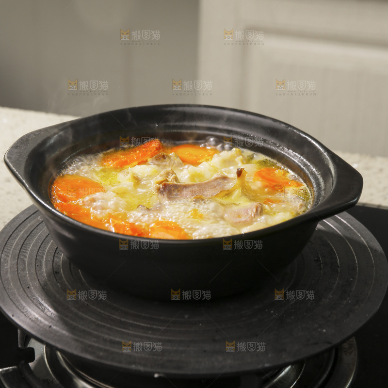 砂锅里的胡萝卜炖羊肉