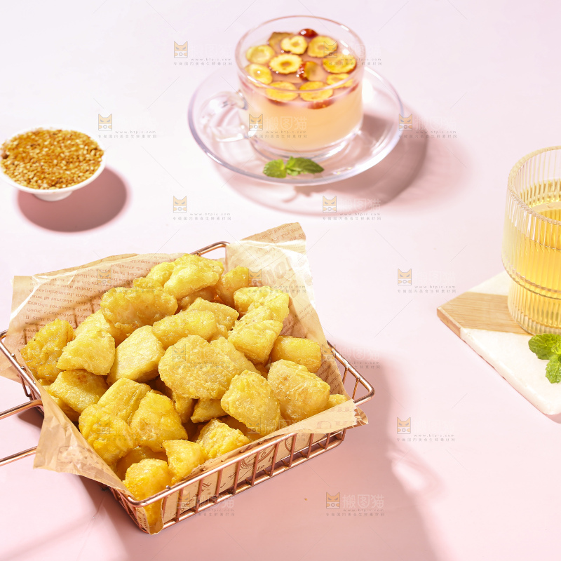 浅底上的锅巴土豆
