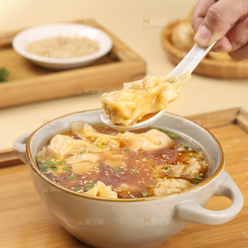 浅底上的小金鱼馄饨