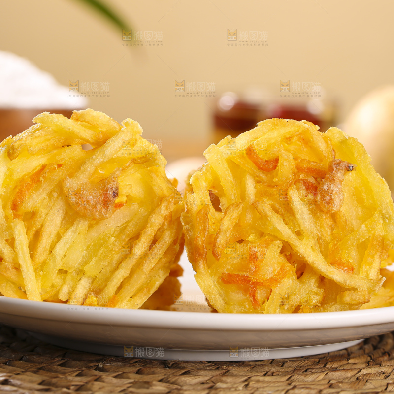 木底上的土豆鲜虾饼