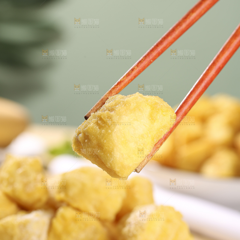 浅底上的锅巴土豆