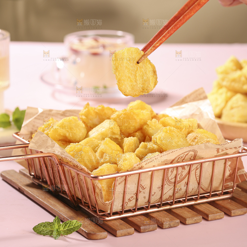 浅底上的锅巴土豆