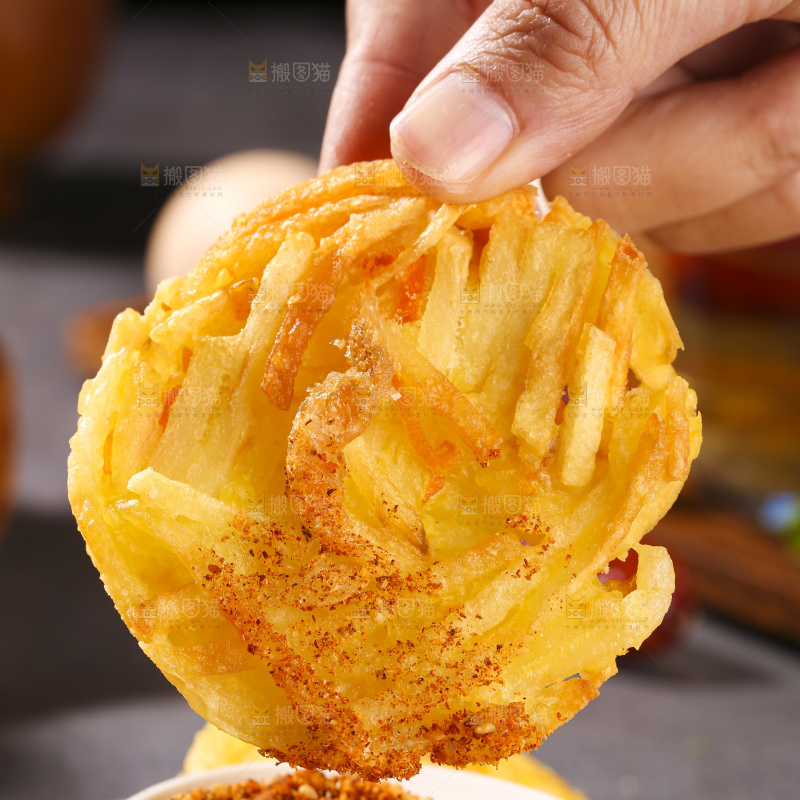 深底上的土豆鲜虾饼