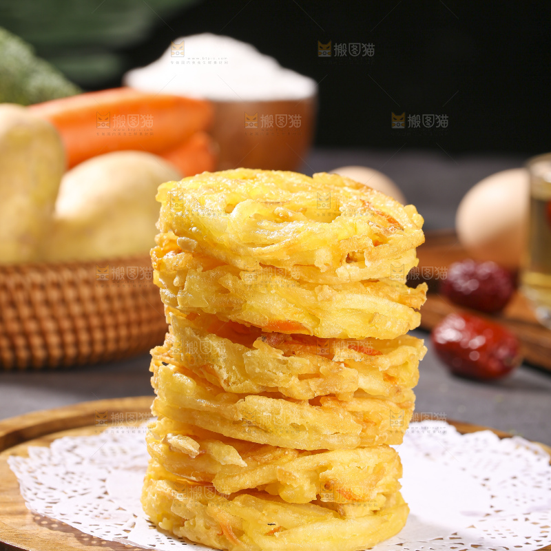 深底上的土豆鲜虾饼