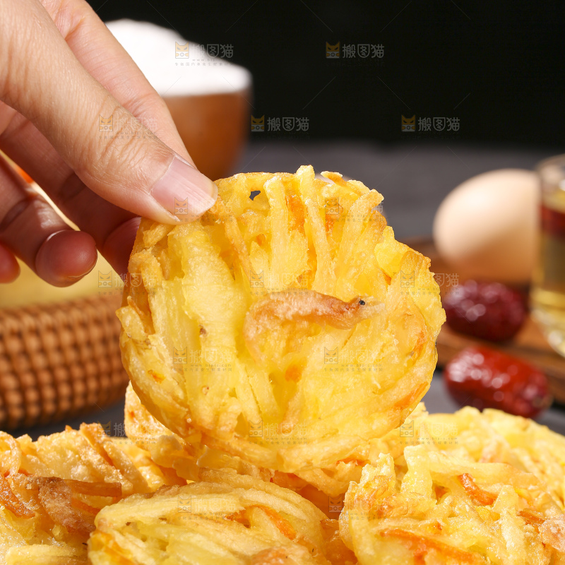 深底上的土豆鲜虾饼