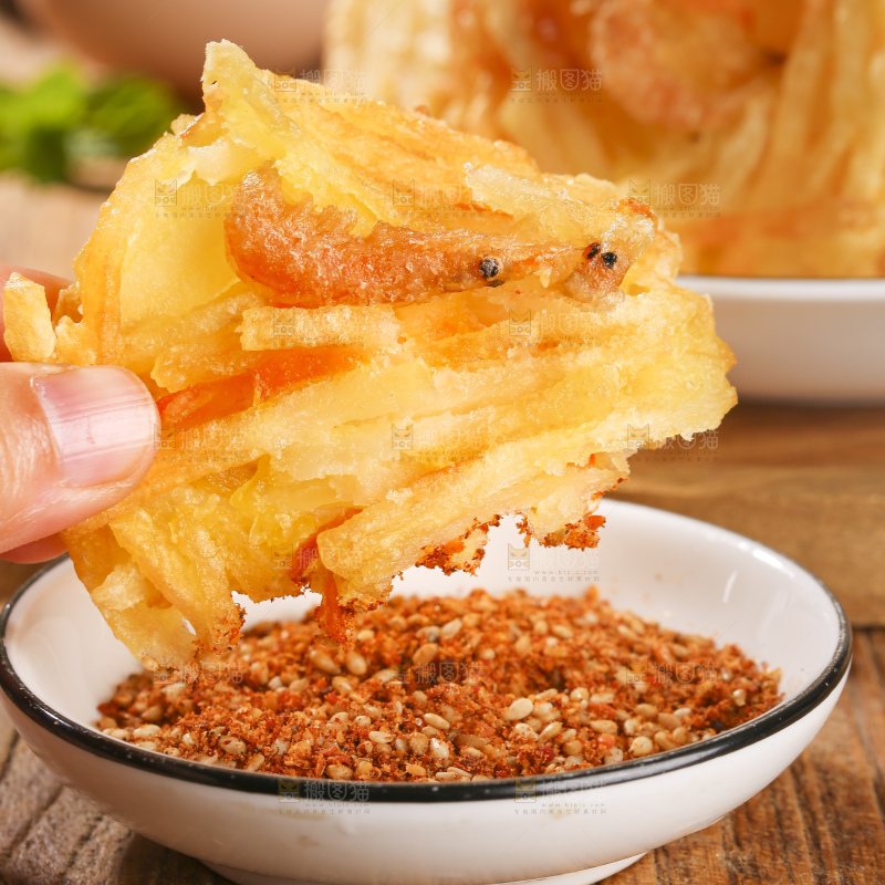 木底上的土豆鲜虾饼