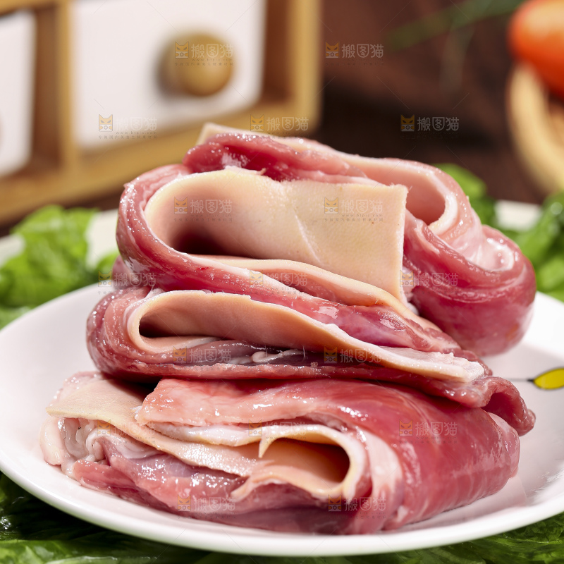 木底上的新鲜羊肉