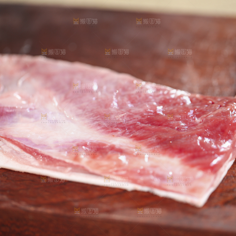 手里拿着新鲜羊肉