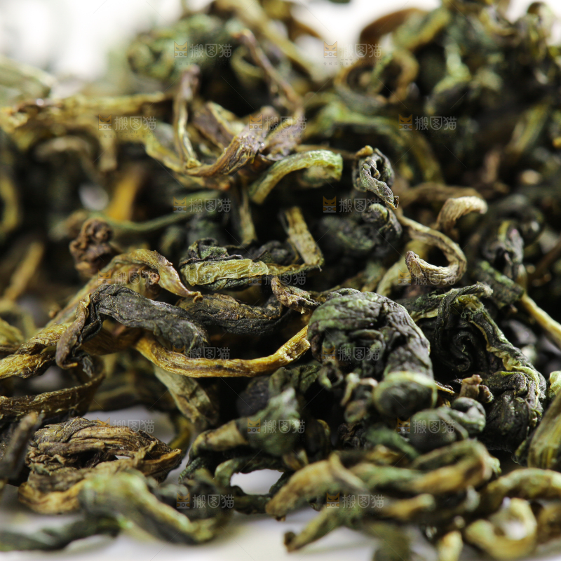 浅底上的蒲公英茶