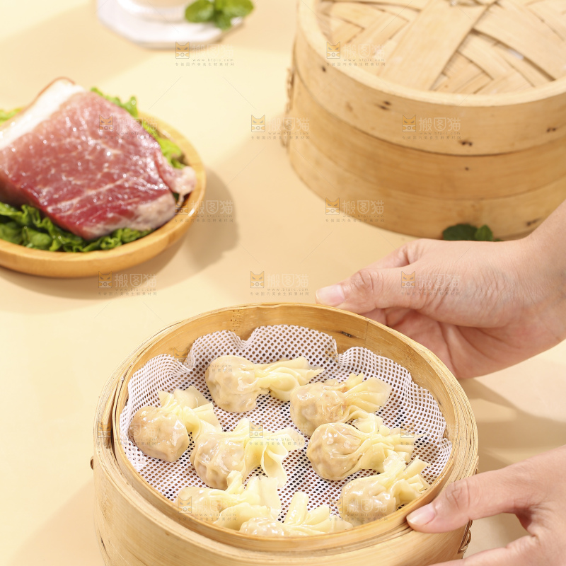 浅底上的小金鱼馄饨