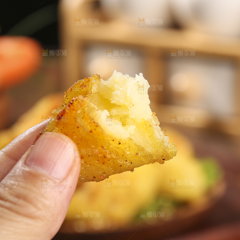 木底上放着锅巴土豆