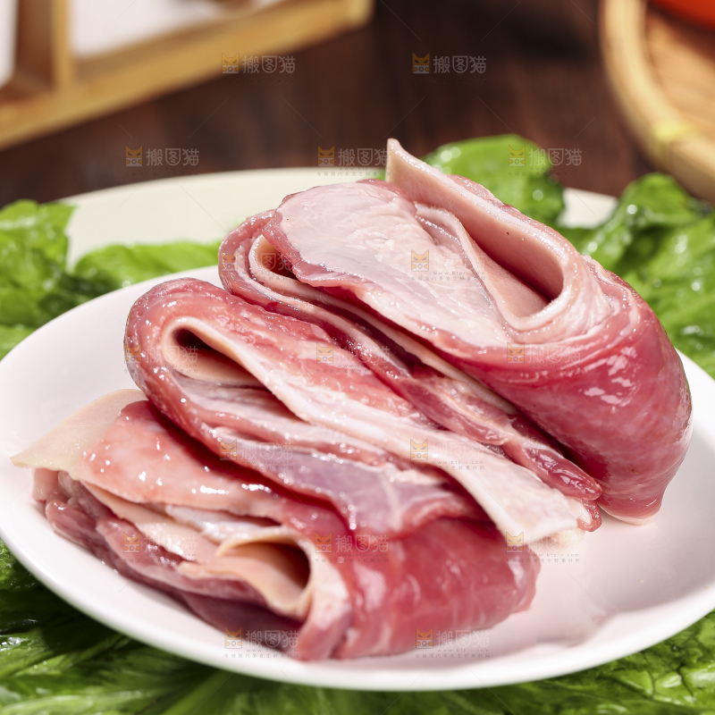 木底上的新鲜羊肉