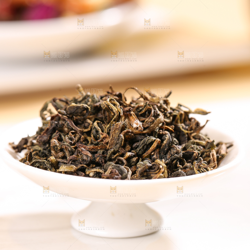 浅底上的蒲公英茶