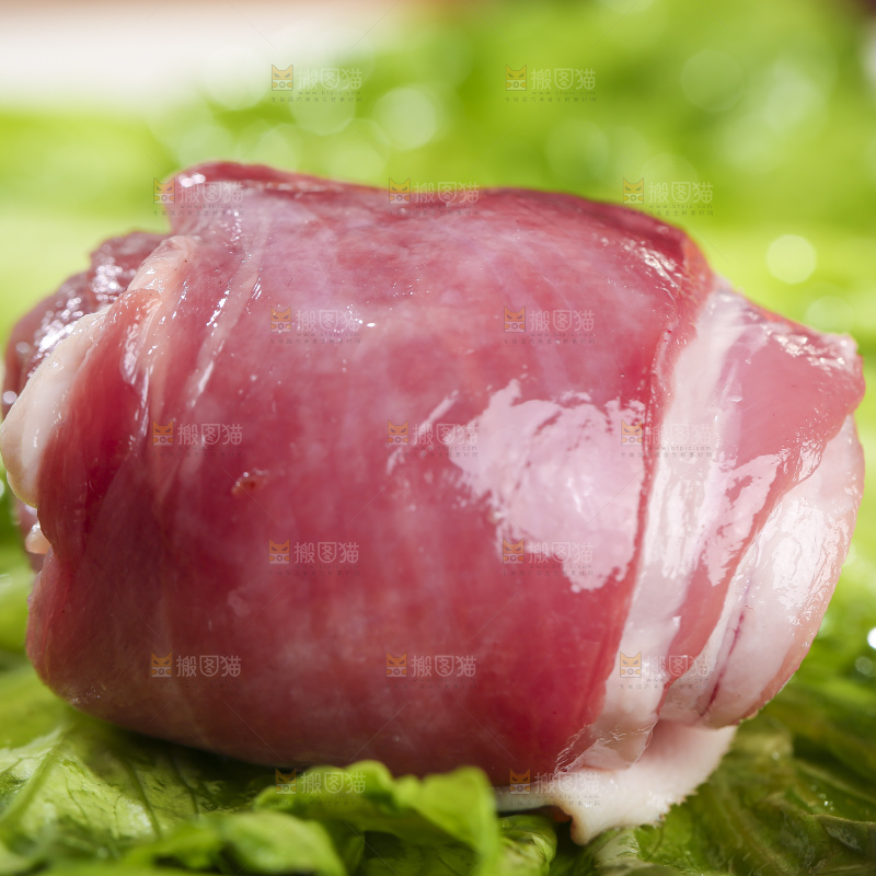 木底上的新鲜羊肉