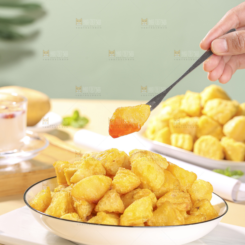 浅底上的锅巴土豆