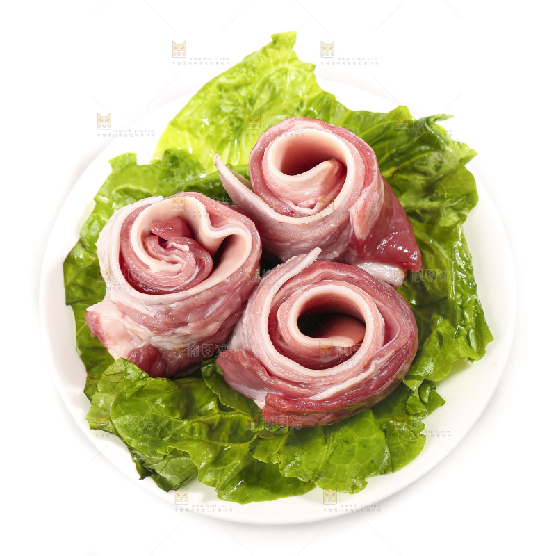 白底上的新鲜羊肉