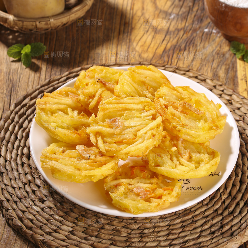 木底上的土豆鲜虾饼