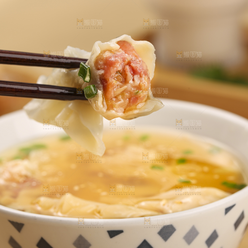 浅底上的小金鱼馄饨