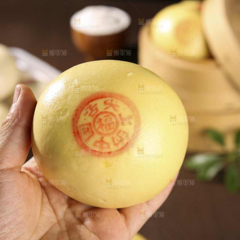 深底上的玉米馒头