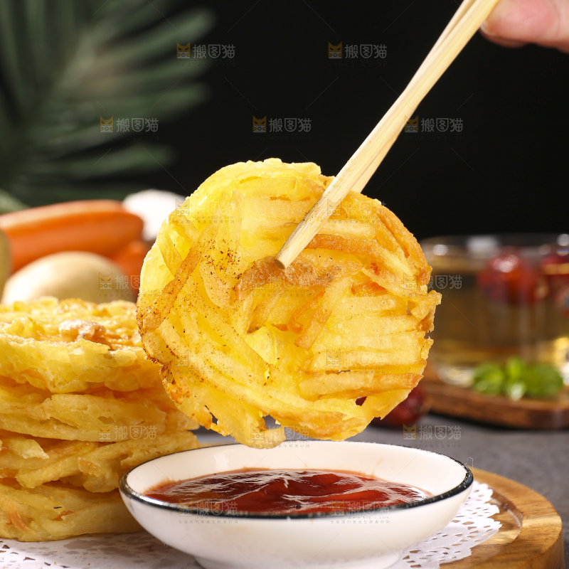 深底上的土豆鲜虾饼