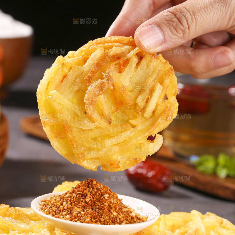 深底上的土豆鲜虾饼