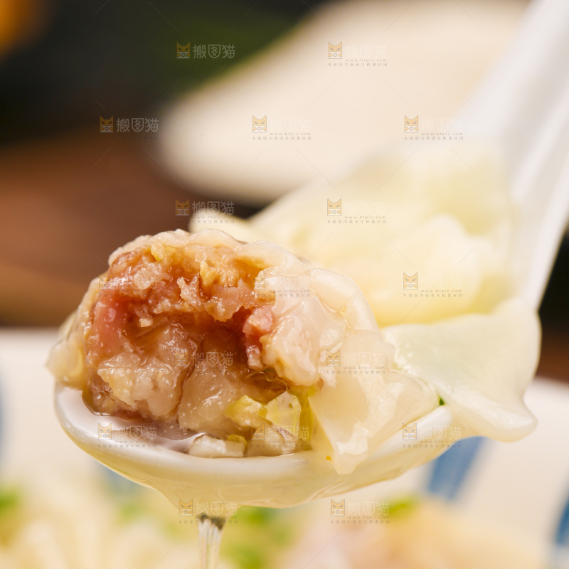 深底上的小金鱼馄饨