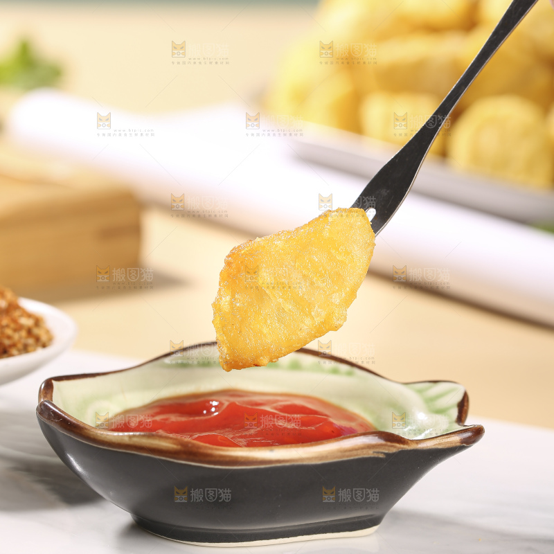 浅底上的锅巴土豆