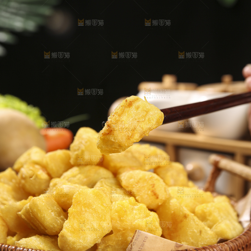 木底上放着锅巴土豆