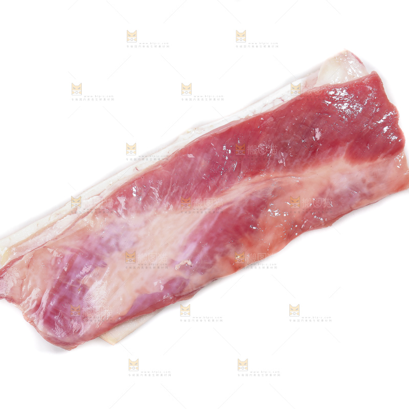白底上的新鲜羊肉
