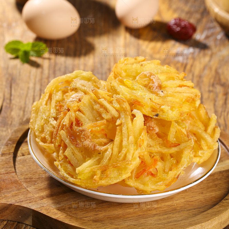 木底上的土豆鲜虾饼