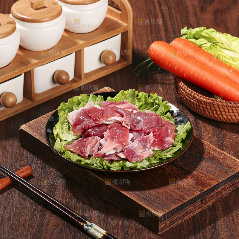 木底上的新鲜羊肉