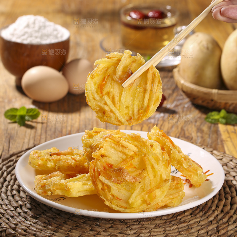 木底上的土豆鲜虾饼