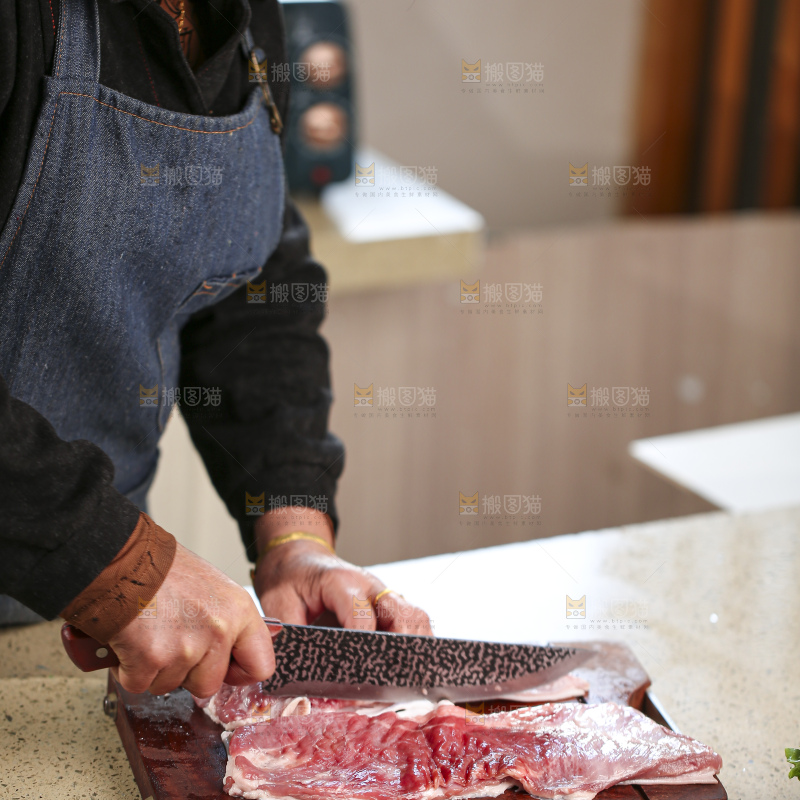 手里拿着新鲜羊肉