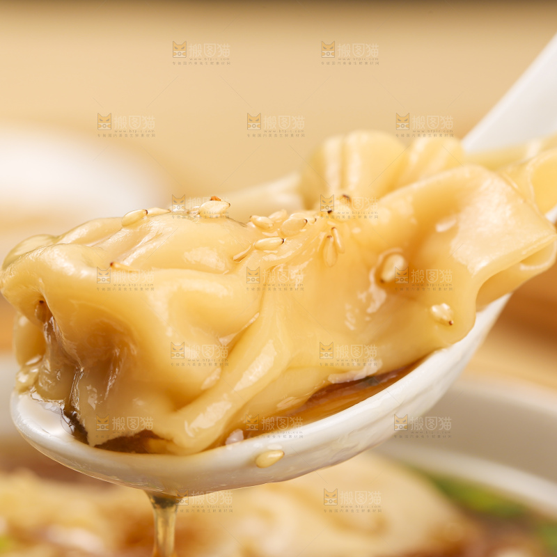 浅底上的小金鱼馄饨