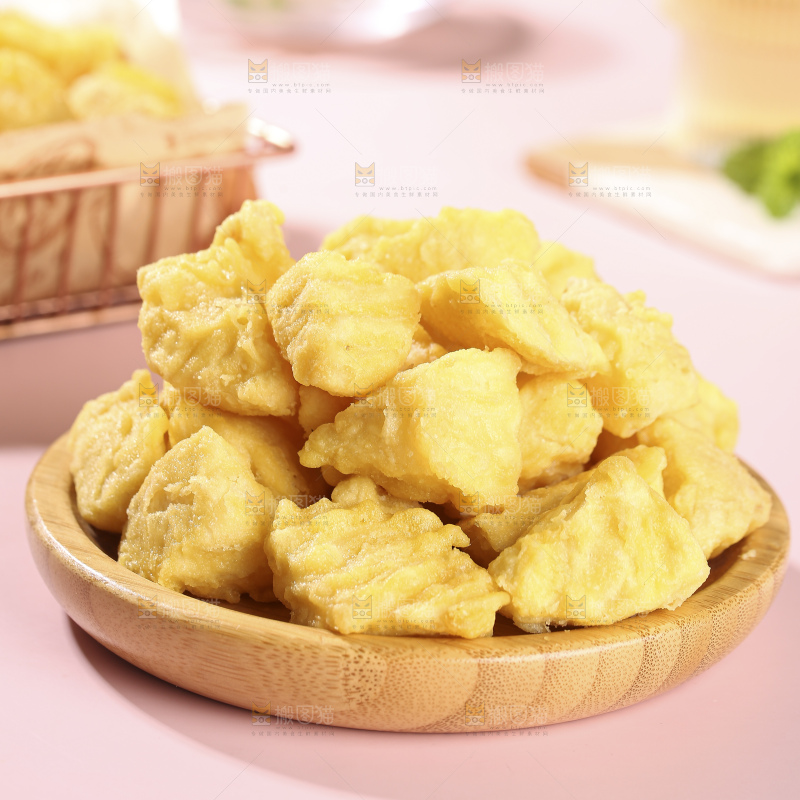 浅底上的锅巴土豆