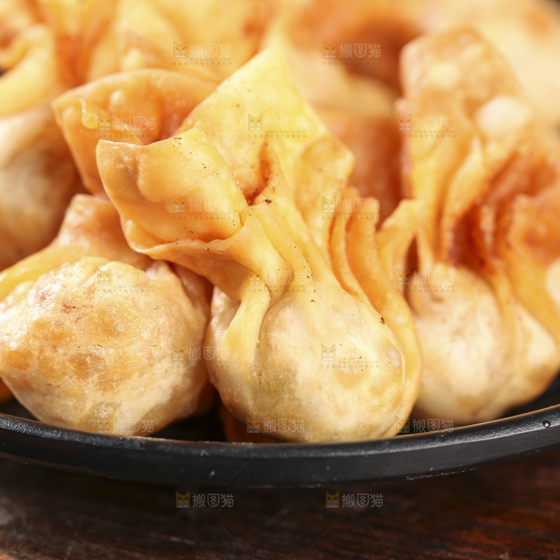 深底上的小金鱼馄饨