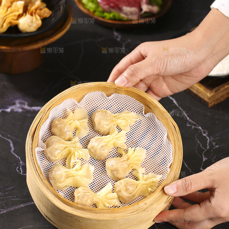 深底上的小金鱼馄饨