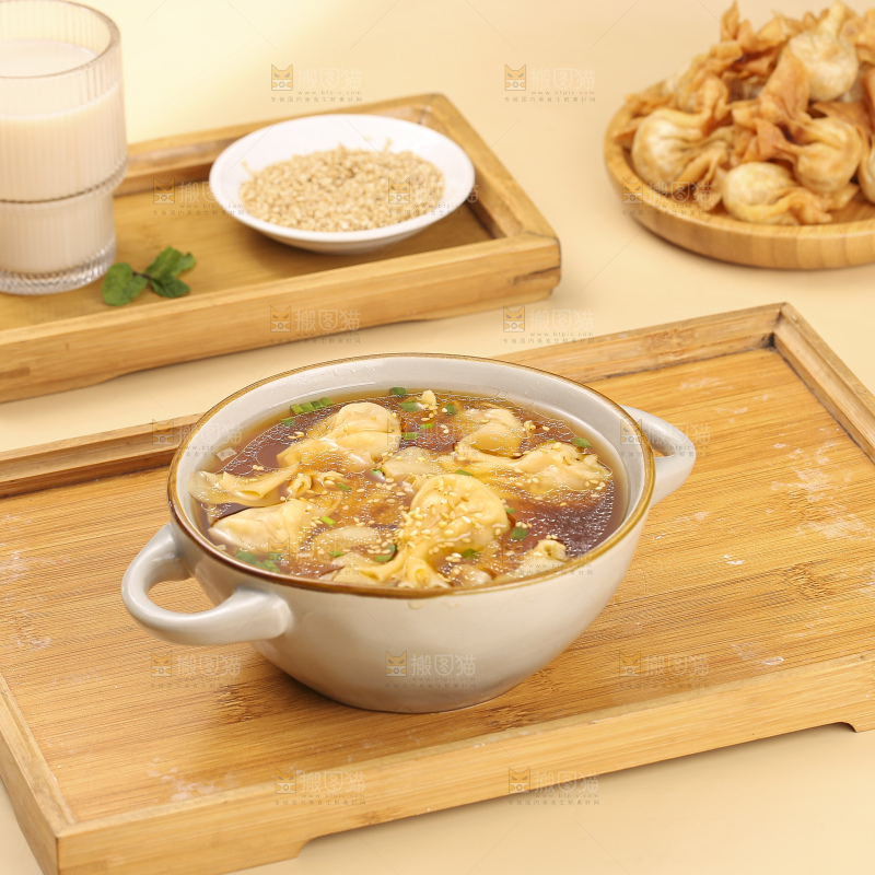 浅底上的小金鱼馄饨