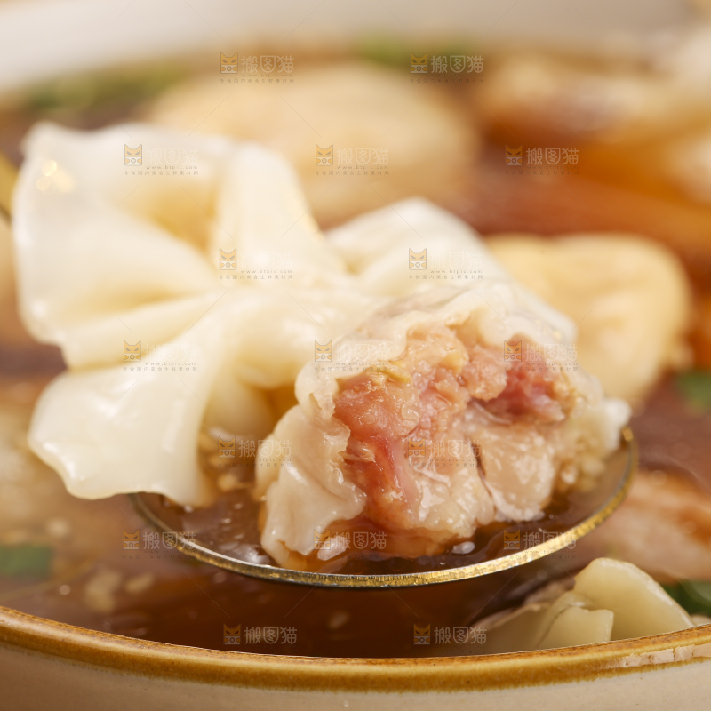 浅底上的小金鱼馄饨