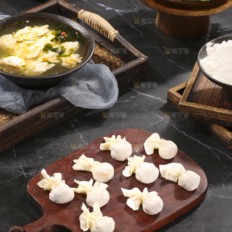 深底上的小金鱼馄饨