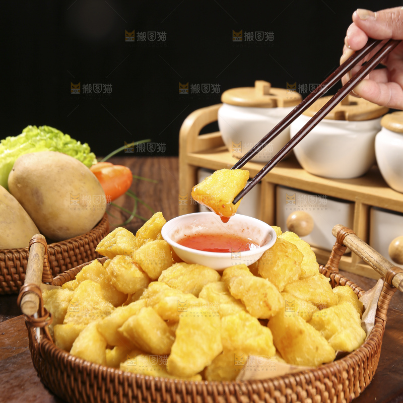 木底上放着锅巴土豆