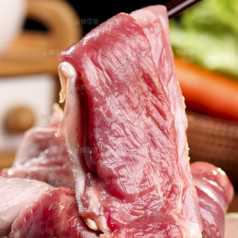 木底上的新鲜羊肉