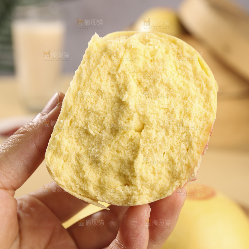 浅底上的玉米馒头
