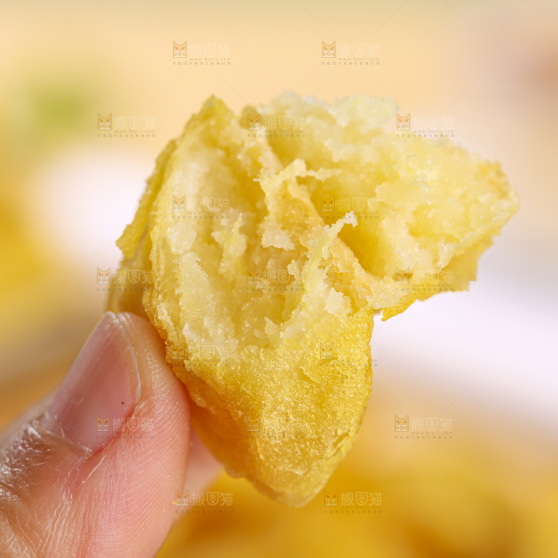 浅底上的锅巴土豆