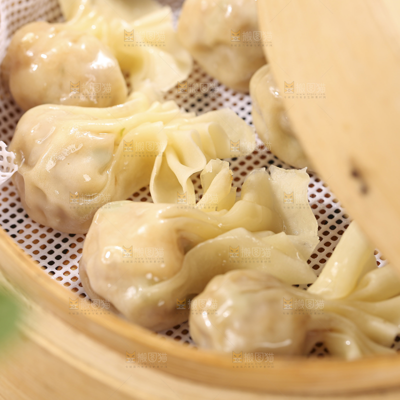 浅底上的小金鱼馄饨