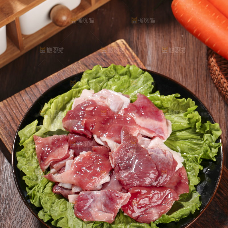 木底上的新鲜羊肉