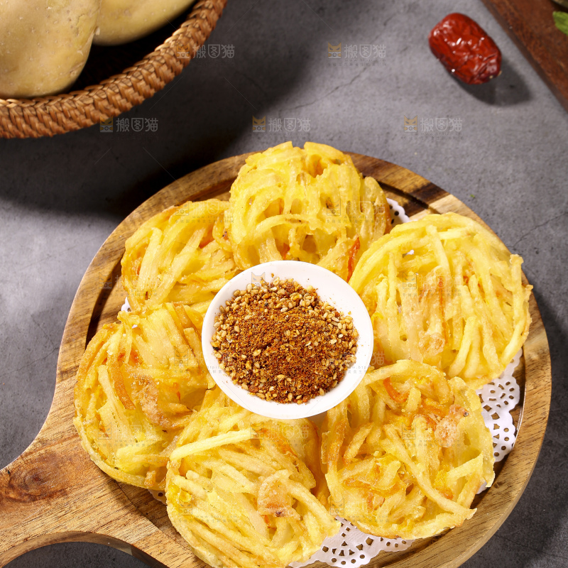 深底上的土豆鲜虾饼