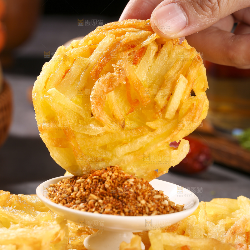 深底上的土豆鲜虾饼