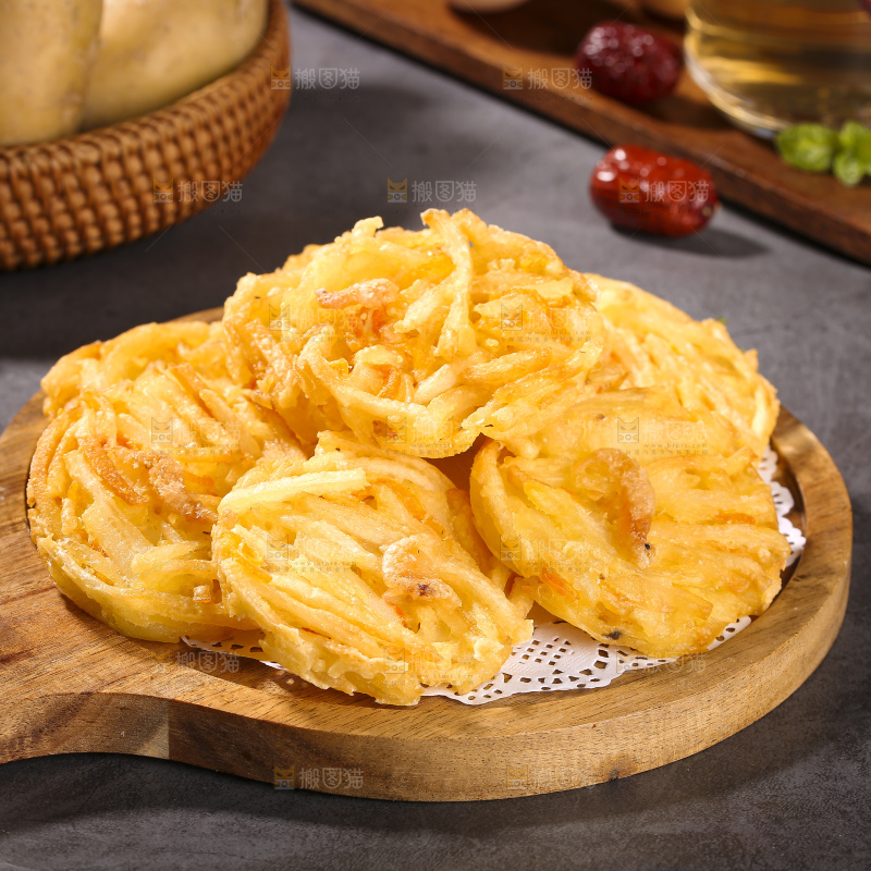 深底上的土豆鲜虾饼