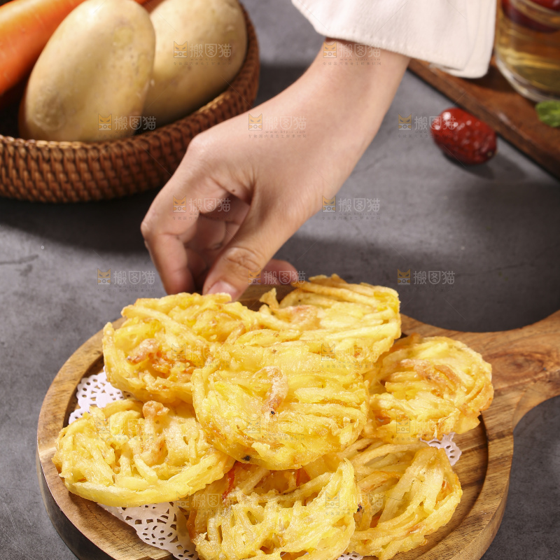 深底上的土豆鲜虾饼